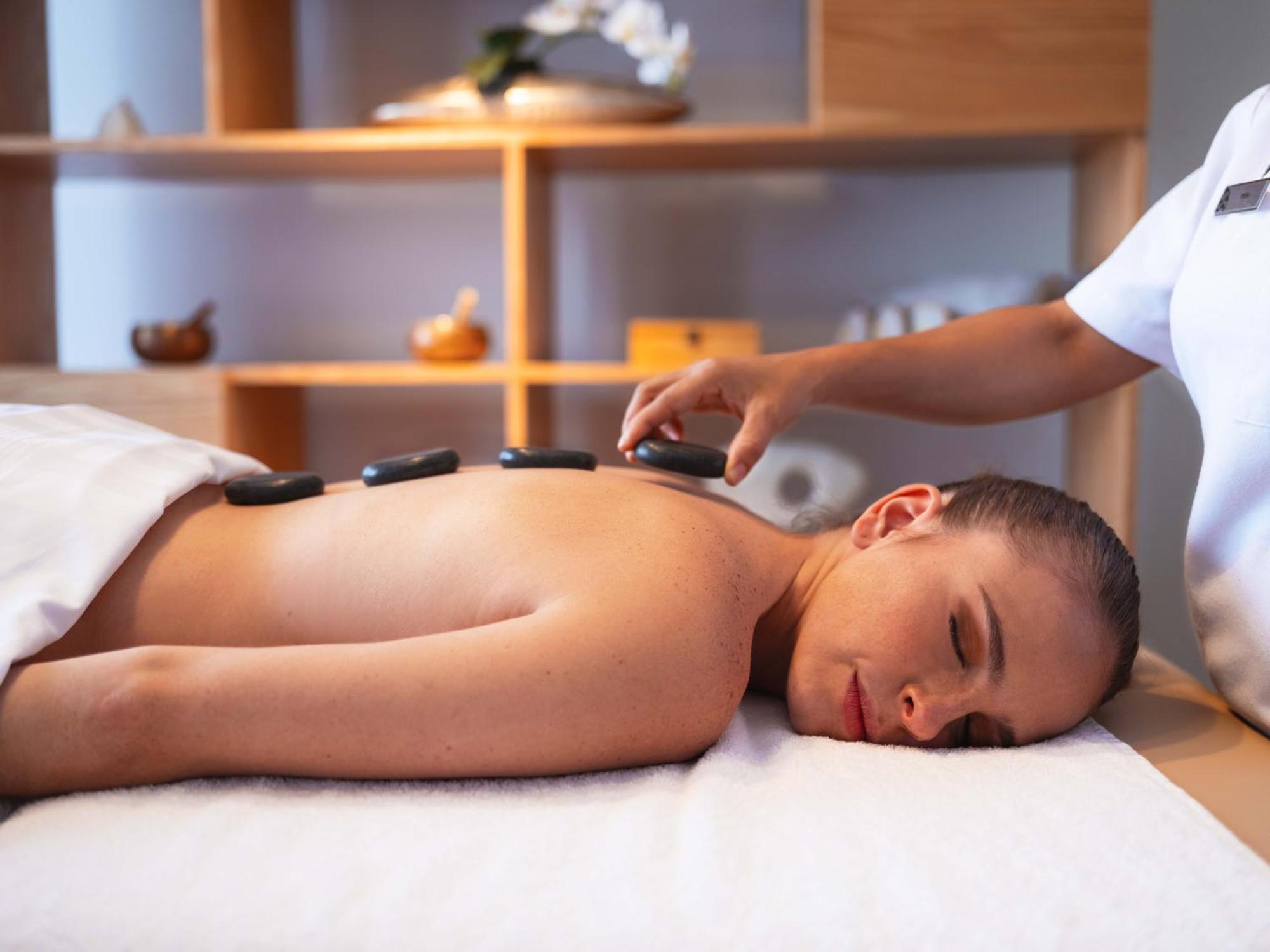 Galeria Plaza Monterrey Hotel Exterior photo Hot stone massage